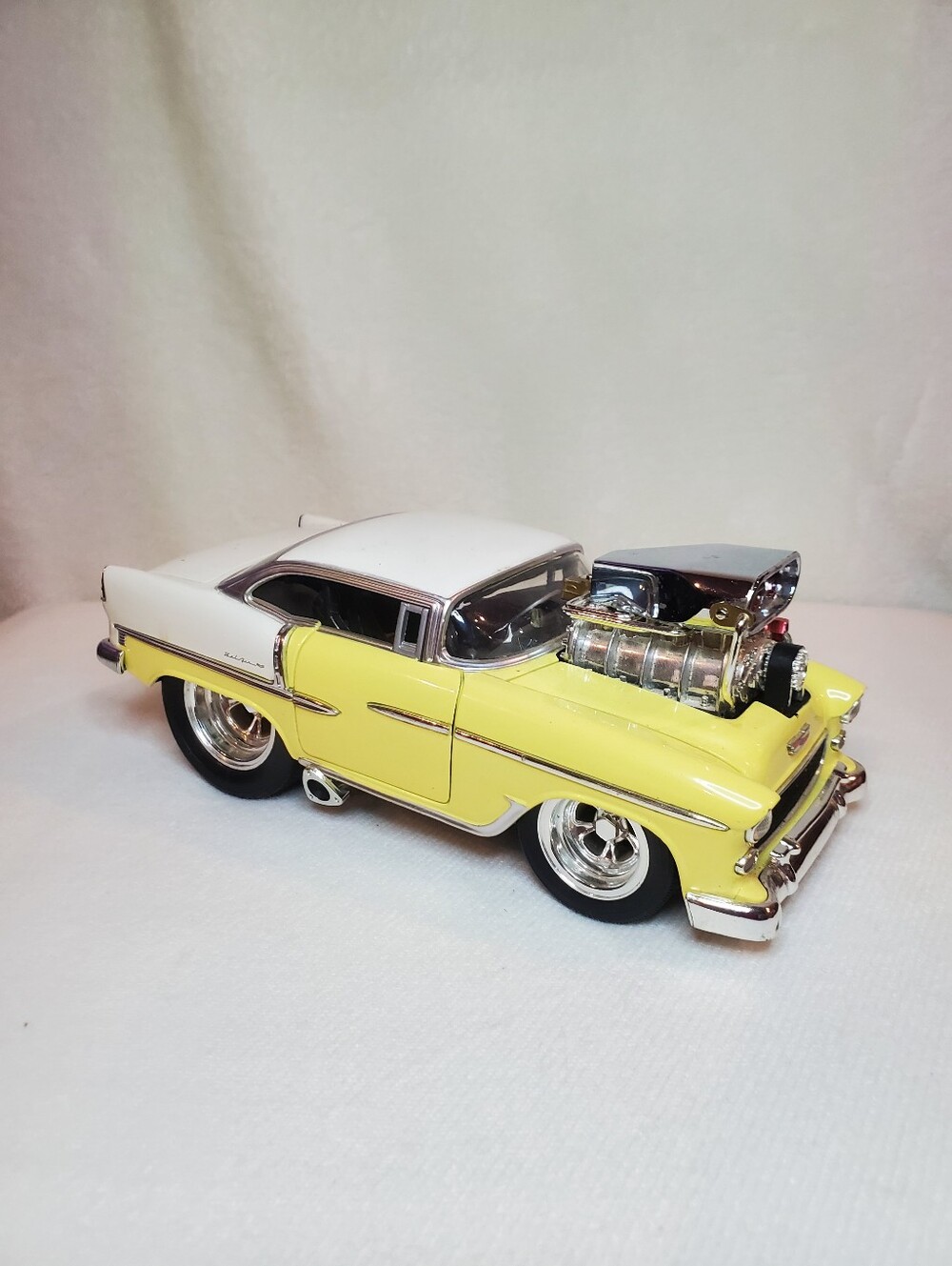 1955 Muscle Machines Chevy Bel Air yellow/White/Blower Die-Cast Cars 1/24 Scale